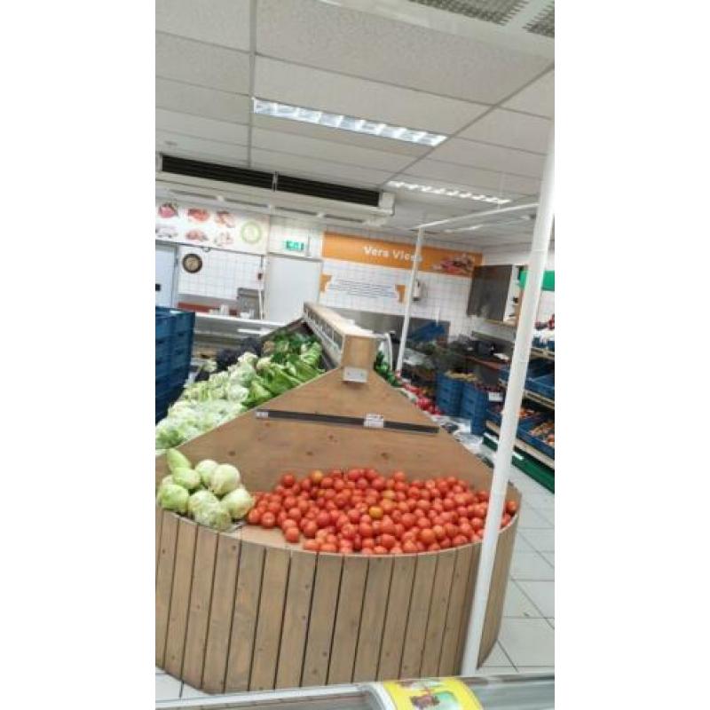 Gekoeld Groentestelling, Banket vitrine en noten tafel
