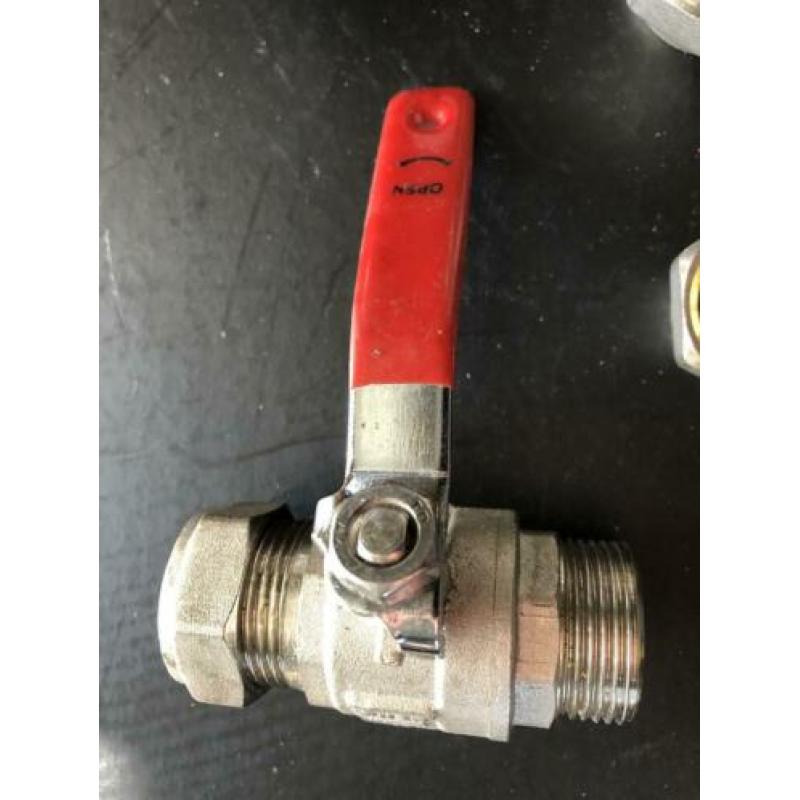 Afsluiters Kogelkranen 1 x 1 Inch en 2 x 1/2 Inch ongebruikt