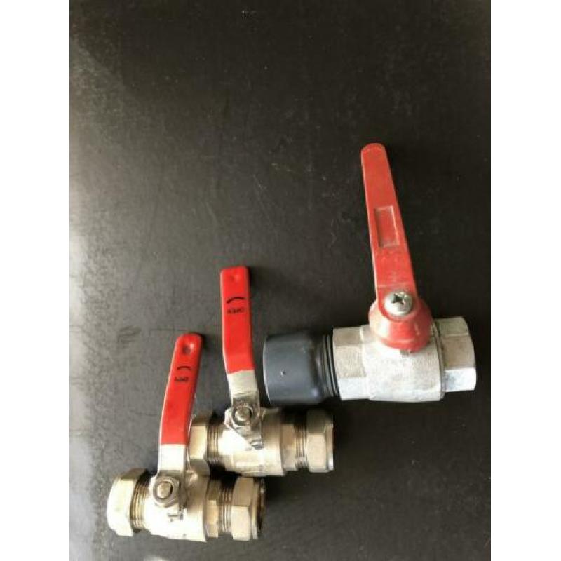 Afsluiters Kogelkranen 1 x 1 Inch en 2 x 1/2 Inch ongebruikt