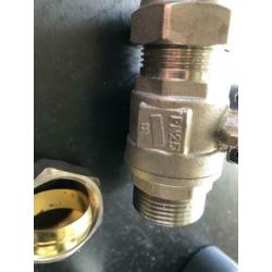 Afsluiters Kogelkranen 1 x 1 Inch en 2 x 1/2 Inch ongebruikt