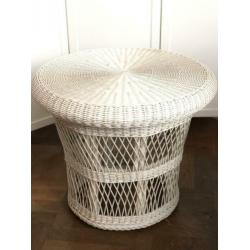 Gevlochten wit rieten stoelen en tafeltje, vintage