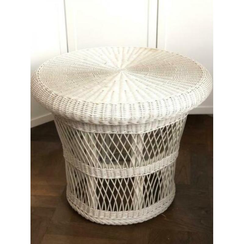 Gevlochten wit rieten stoelen en tafeltje, vintage