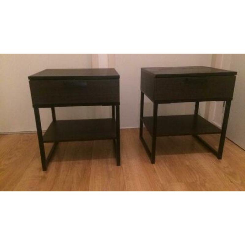 2 leuke donkere nachtkastjes te koop