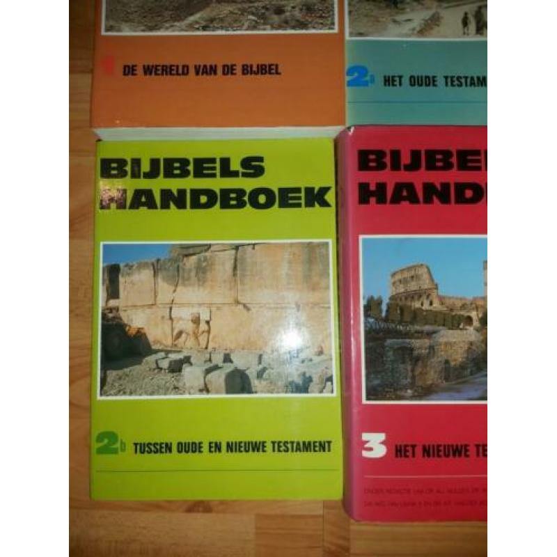 4 delen Bijbels handboek deel 1, 2a en 2b softcover. 3 hardc