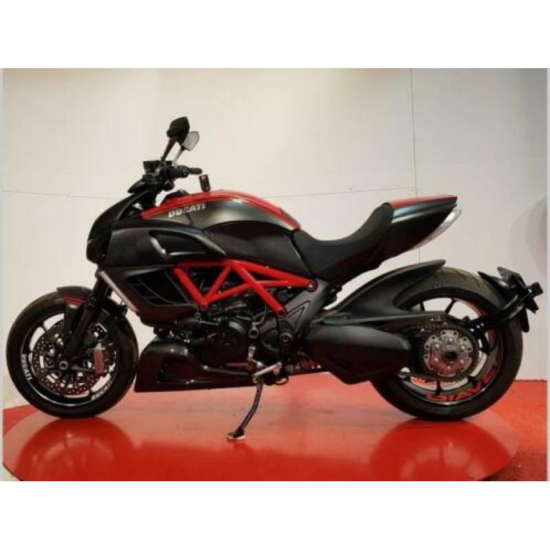 Ducati Diavel 1200 Carbon ABS rood / zwart (2011)