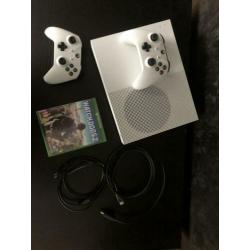 Xbox one S 500GB 2 controllers