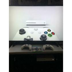 Xbox one S 500GB 2 controllers