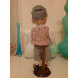 Porceleinen Pop Jongen op standaard, ca. 30 cm hoog