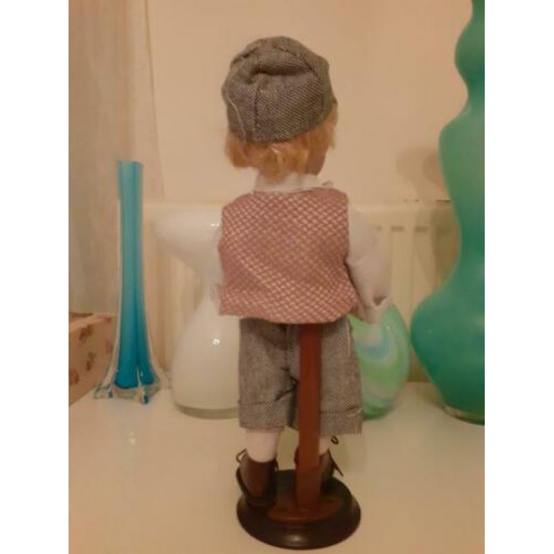 Porceleinen Pop Jongen op standaard, ca. 30 cm hoog