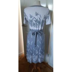 Prachtige jurk,pencil ,v-hals,kleur grijs met wit maat 38