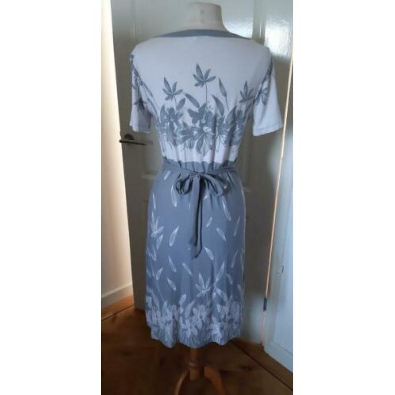 Prachtige jurk,pencil ,v-hals,kleur grijs met wit maat 38