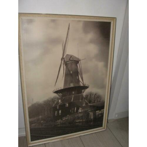 Schilderij/foto van een molen, gesigneerd. 45x63 cm.€25.00