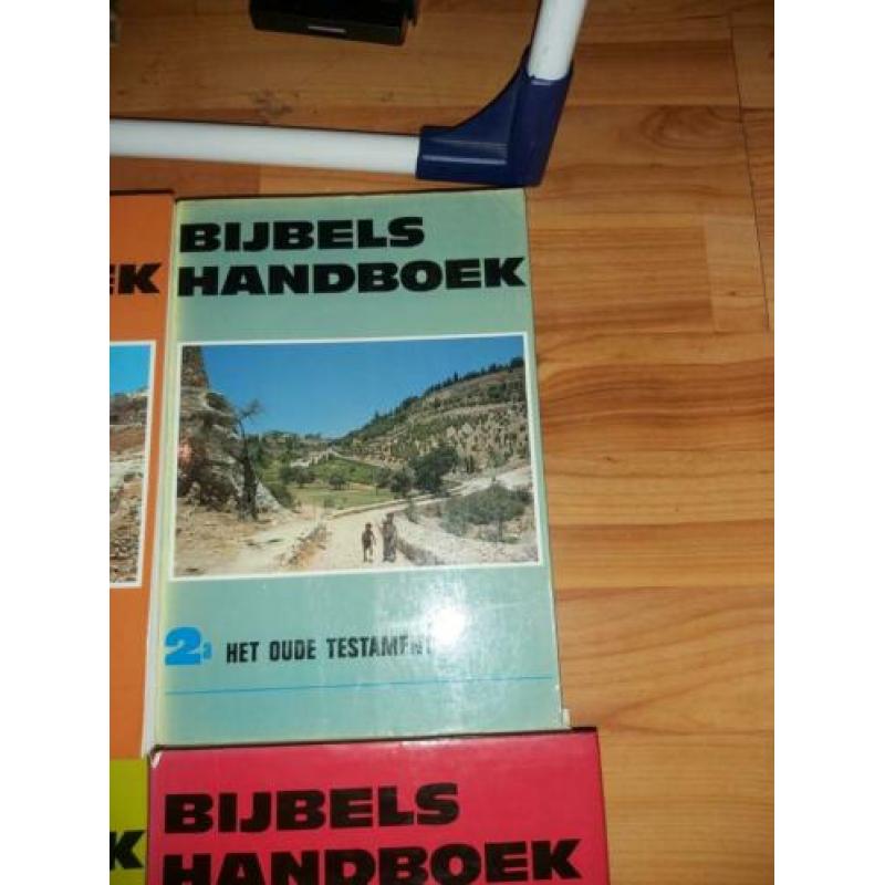 4 delen Bijbels handboek deel 1, 2a en 2b softcover. 3 hardc