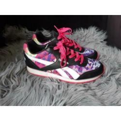 Reebok sneakers. Vallen 1 maat groter.