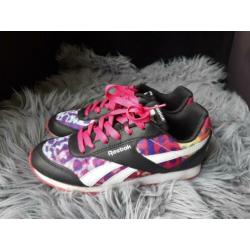 Reebok sneakers. Vallen 1 maat groter.