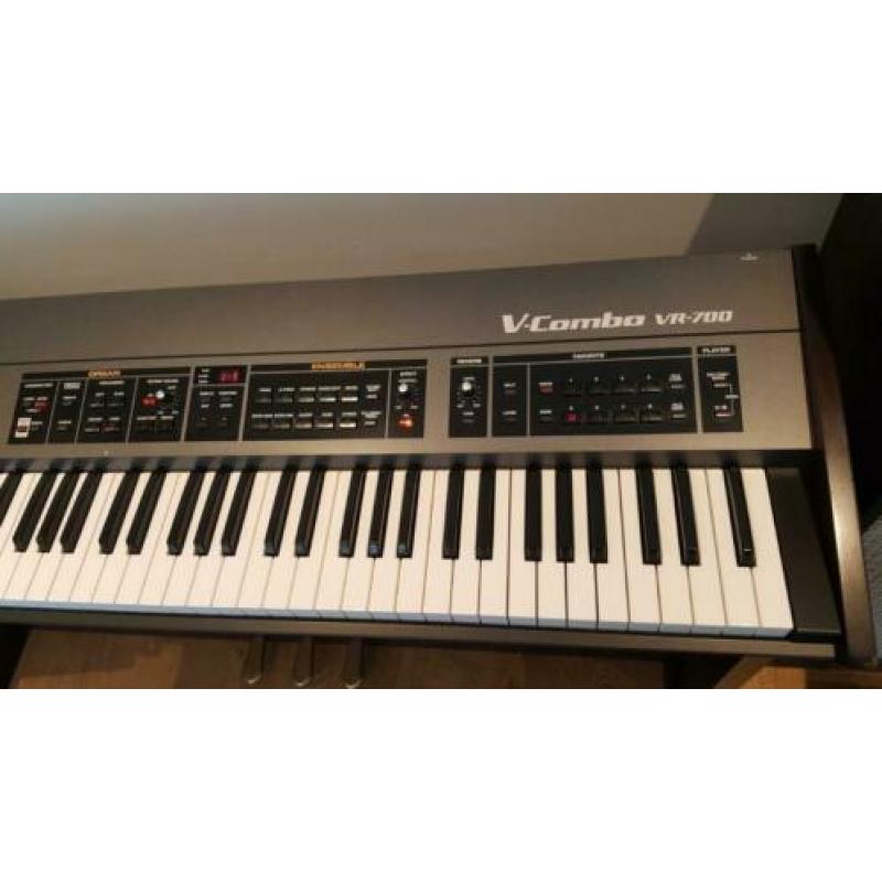 Roland V-Combo VR-700 Incl. Gator GTSA-KEY76 Hard-case.