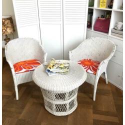 Gevlochten wit rieten stoelen en tafeltje, vintage