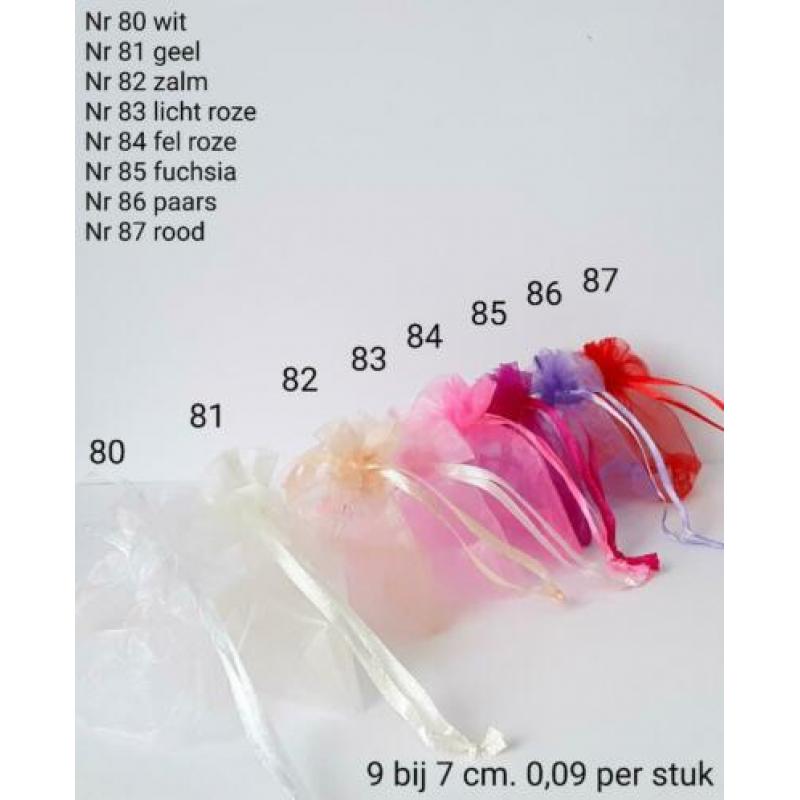 Heel vele nieuwe kleuren organza zakjes. In drie maten