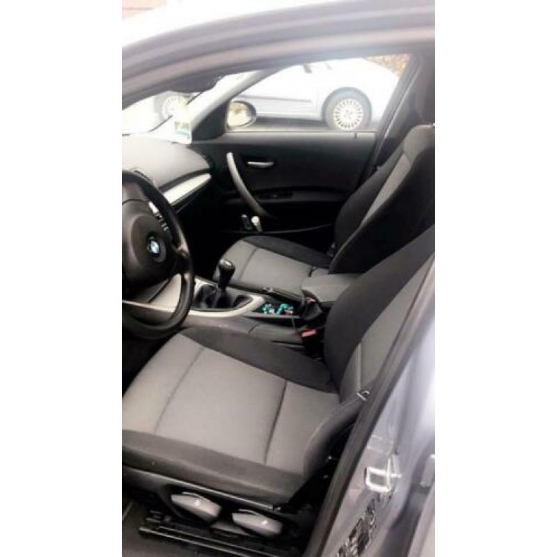 BMW 1-Serie 118 Business line 5 deurs Navi Airco Keyless bj