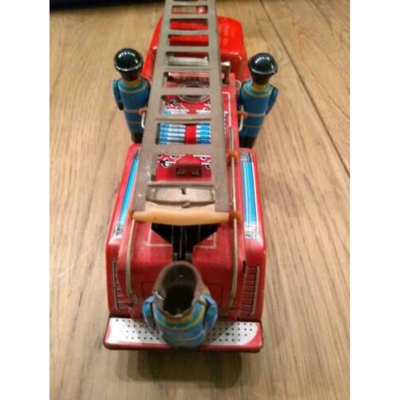 Blikken brandweerwagen.