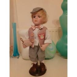Porceleinen Pop Jongen op standaard, ca. 30 cm hoog