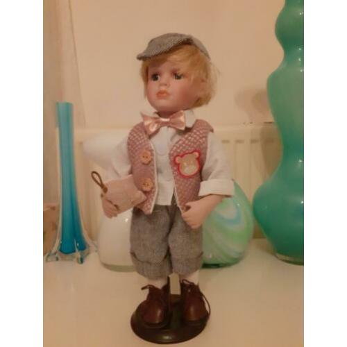 Porceleinen Pop Jongen op standaard, ca. 30 cm hoog