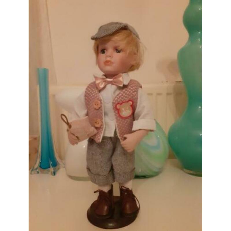 Porceleinen Pop Jongen op standaard, ca. 30 cm hoog