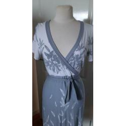 Prachtige jurk,pencil ,v-hals,kleur grijs met wit maat 38