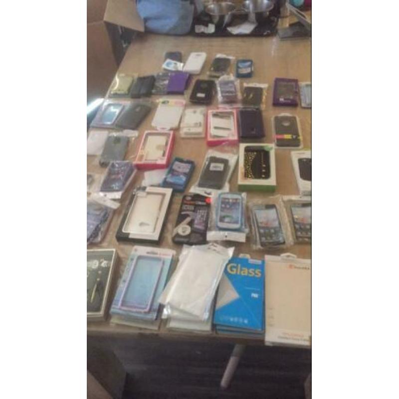 Partij telefoon hoezen ik denk dat ik 150 stuks heb