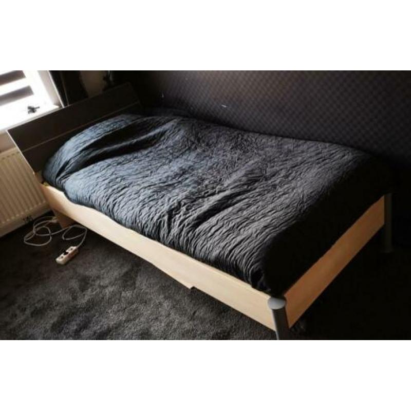 tienerkamer (bed 210x90), kast, buro, kledingkast)