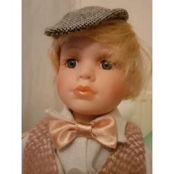 Porceleinen Pop Jongen op standaard, ca. 30 cm hoog