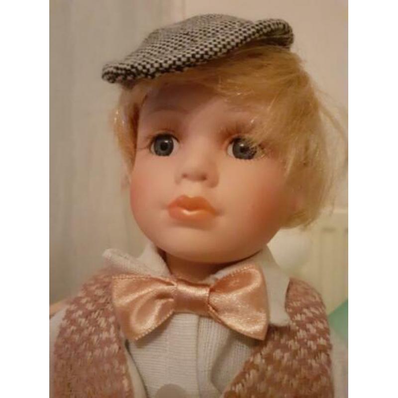 Porceleinen Pop Jongen op standaard, ca. 30 cm hoog