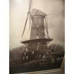 Schilderij/foto van een molen, gesigneerd. 45x63 cm.€25.00