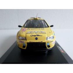 Fiat Punto Super 1600 geel 1:32 Bburago (in vitrinebox)