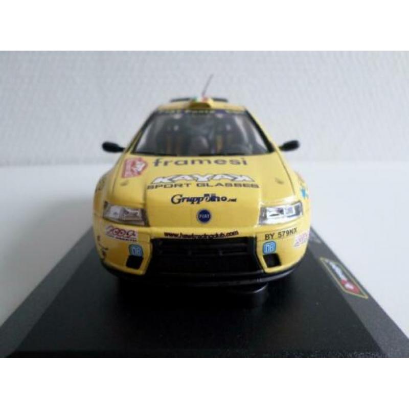 Fiat Punto Super 1600 geel 1:32 Bburago (in vitrinebox)