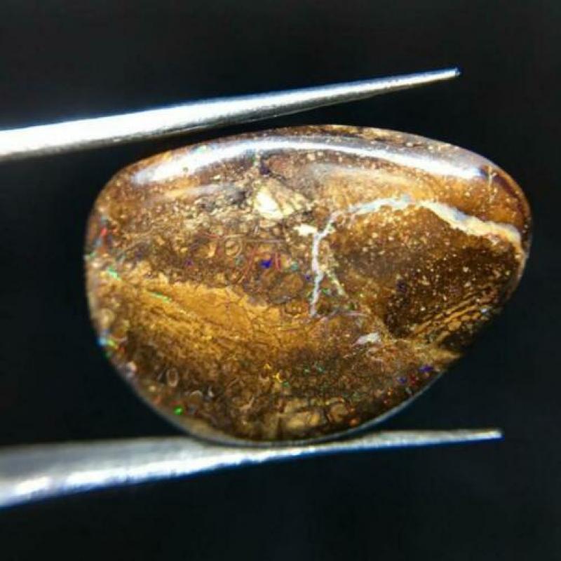 Twee stuks Boulder opaal cabochon