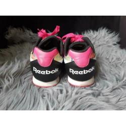 Reebok sneakers. Vallen 1 maat groter.