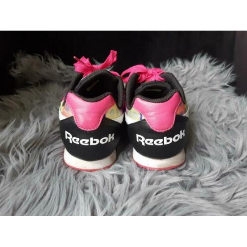 Reebok sneakers. Vallen 1 maat groter.