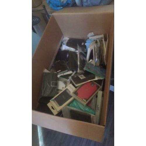 Partij telefoon hoezen ik denk dat ik 150 stuks heb