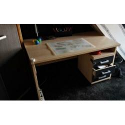 tienerkamer (bed 210x90), kast, buro, kledingkast)