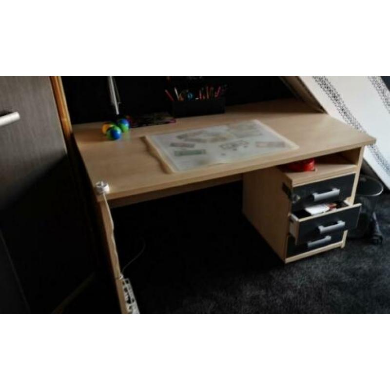 tienerkamer (bed 210x90), kast, buro, kledingkast)
