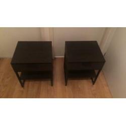 2 leuke donkere nachtkastjes te koop