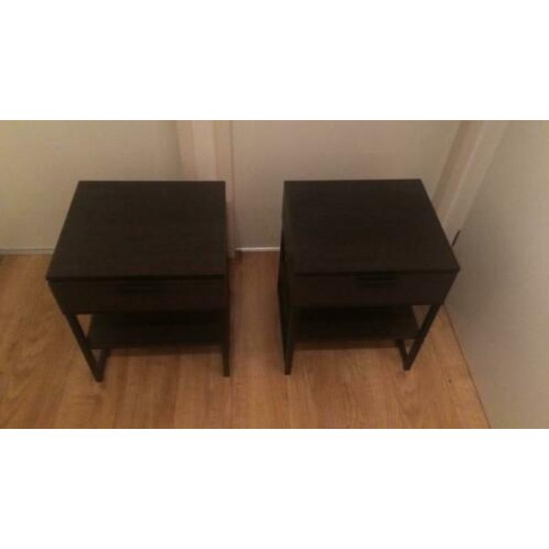 2 leuke donkere nachtkastjes te koop