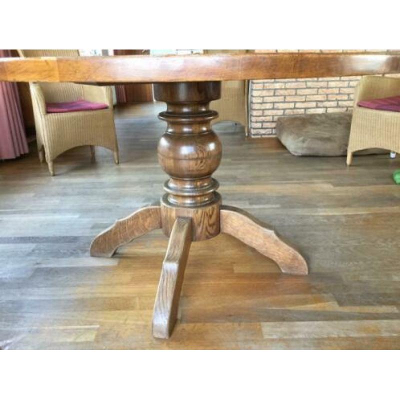 ronde eikenhouten eettafel
