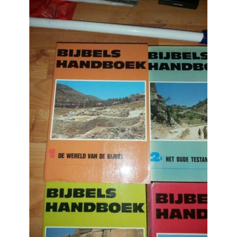 4 delen Bijbels handboek deel 1, 2a en 2b softcover. 3 hardc