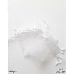 Heel vele nieuwe kleuren organza zakjes. In drie maten