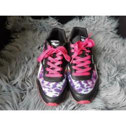 Reebok sneakers. Vallen 1 maat groter.