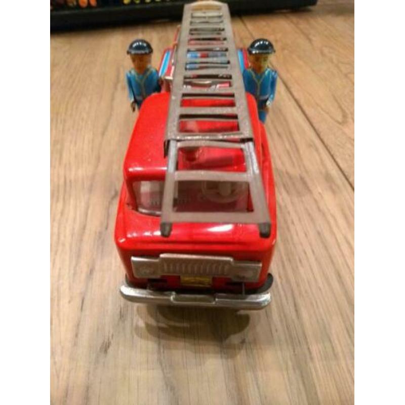 Blikken brandweerwagen.