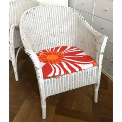 Gevlochten wit rieten stoelen en tafeltje, vintage