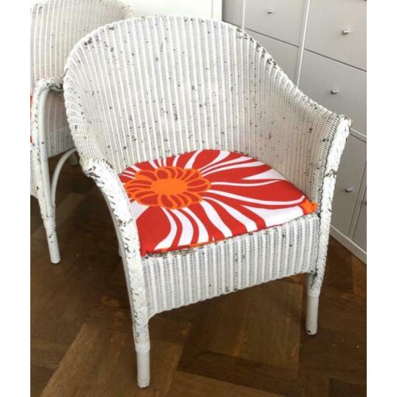 Gevlochten wit rieten stoelen en tafeltje, vintage